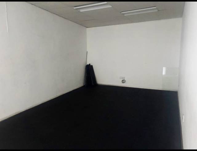 230M² BUILDING TO LET IN SAVOY ESTATE